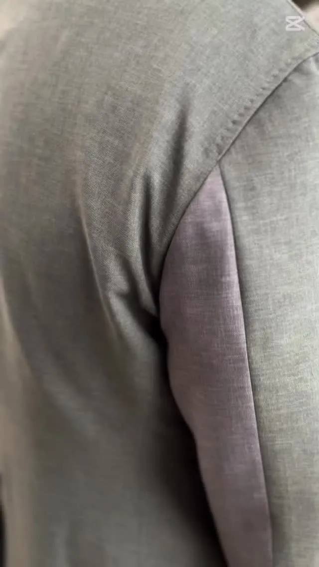 単色無地が多いストレッチ素材でも、色違いの生地でアレンジをす...